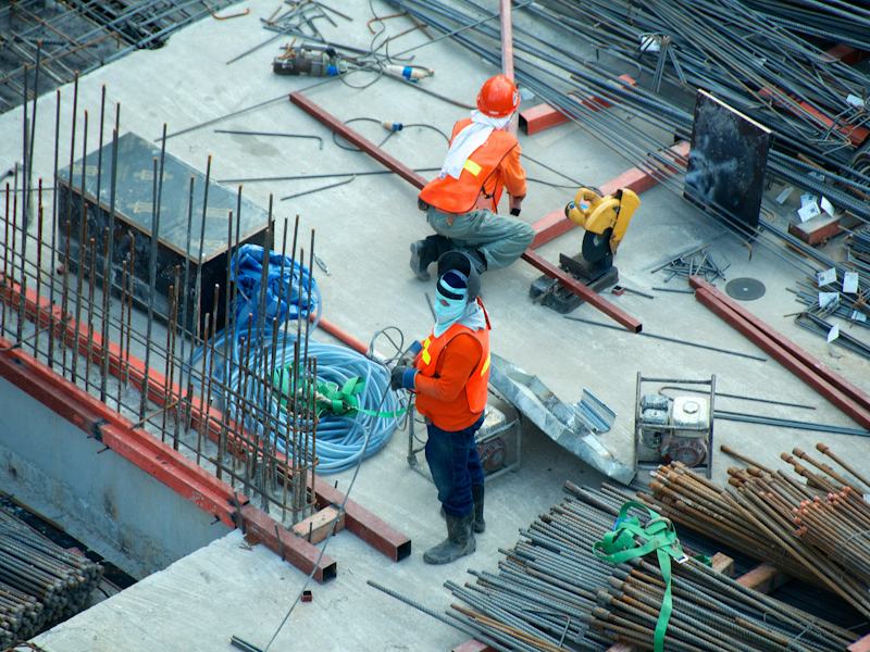 Chantier de gros œuvre avec ouvriers